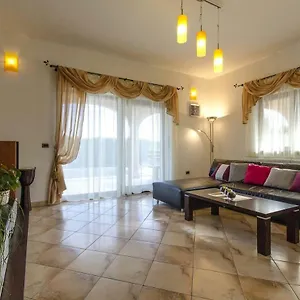  Villa Rose